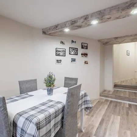 Freshly Renovated 1 Bdrm Loft In Old Center *